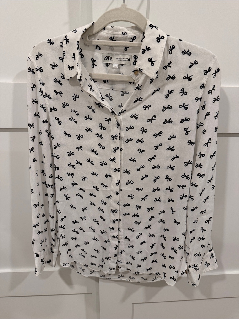 Zara White Button-Down Shirt with Black Bow Motif